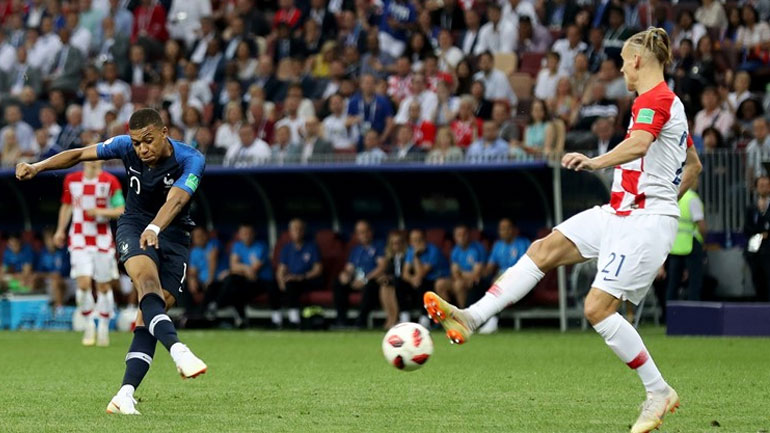 Ο Εμπαπέ στη φάση του γκολ που σημείωσε