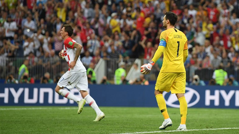 Ο Μάντζουκιτς μόλις έχει μειώσει σε 4-2 μετά το τραγικό λάθος του Λιορίς