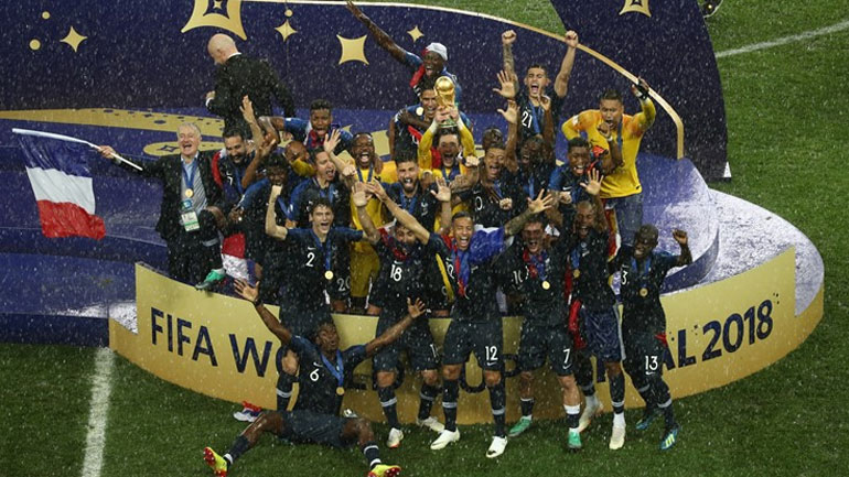 Υπό καταρρακτώδη βροχή η στέψη της Γαλλίας – Έγιναν… μούσκεμα Πούτιν, Μακρόν και Κιτάροβιτς