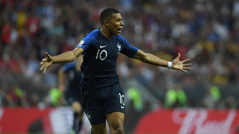 Το νέο μεγάλο αστέρι των 'τρικολόρ' πανηγυρίζει το γκολ του