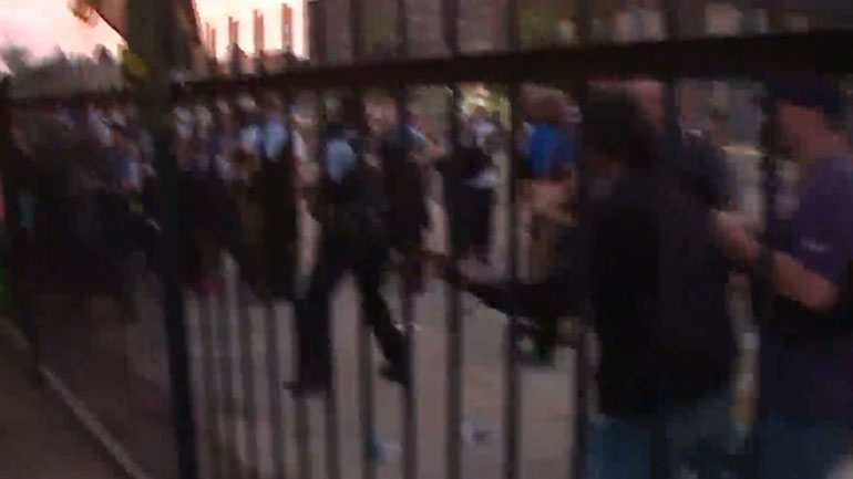 ΗΠΑ: Βίαιες διαδηλώσεις στο Σικάγο μετά τον θανάσιμο τραυματισμό άνδρα από την αστυνομία ΗΠΑ: Βίαιες διαδηλώσεις στο Σικάγο μετά τον θανάσιμο τραυματισμό άνδρα από την αστυνομία