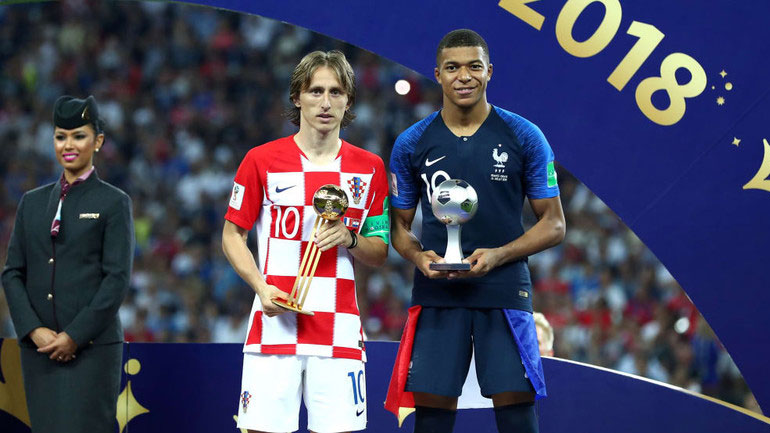 O Μόντριτς και ο Εμπαπέ αφού παρέλαβαν τα βραβεία τους