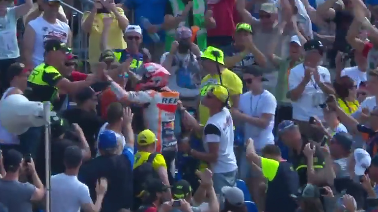 Όταν ο Marquez πανηγύρισε με τους..οπαδούς του Rossi!