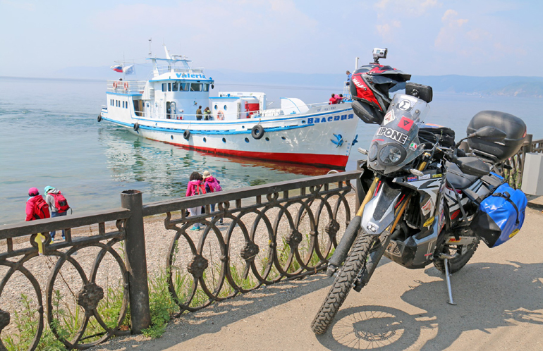 Όταν οι συνθήκες το επιτρέπουν (μόνο το καλοκαίρι), τουριστικά πλοιάρια πραγματοποιούν μικρές κρουαζιέρες στα νερά της Βαϊκάλης