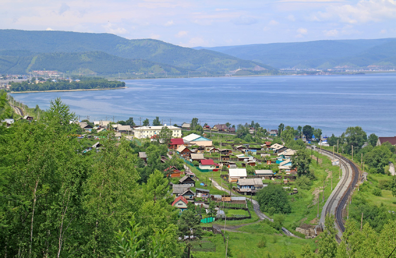 Περιμετρικά της λίμνης υπάρχουν δεκάδες παραλίμνιοι οικισμοί, βουτηγμένοι μέσα στο πράσινο της φύσης