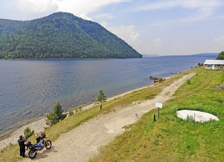 Υπάρχουν πολλά σημεία από τα οποία μπορεί κάποιος να φτάσει μέχρι τις όχθες της Βαϊκάλης