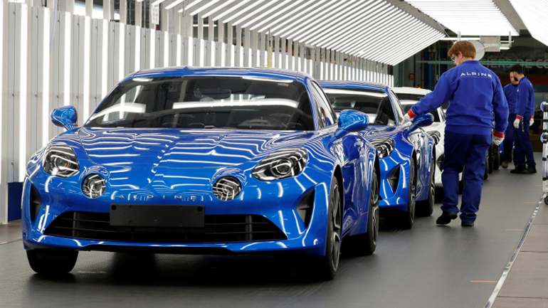 Σχηματίζουν ουρές για να πάρουν ένα από τα Alpine A110