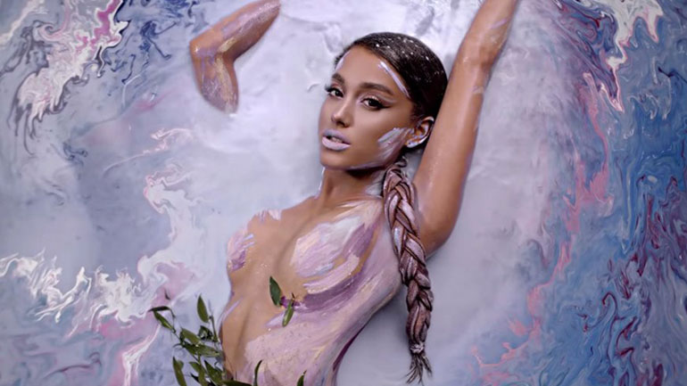Η Αριάνα Γκράντε γυμνή στο νέο της single με τίτλο «Ο Θεός είναι γυναίκα»