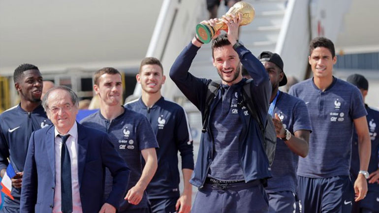 O αρχηγός των 'τρικολόρ', Λιορίς με το βαρύτιμο τρόπαιο ανά χείρας