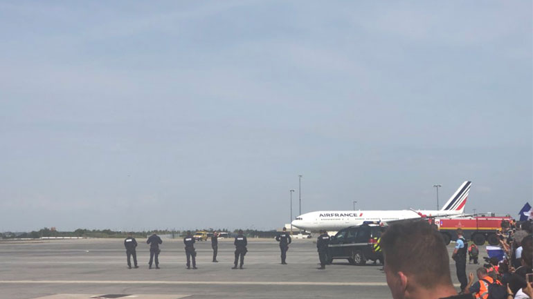 Η στιγμή που φτάνει το αεροπλάνο που μεταφέρει τους Παγκόσμιους Πρωταθλητές