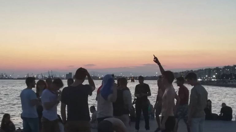 Γάλλοι πανηγύρισαν την κατάκτηση του Παγκοσμίου Κυπέλλου με… βουτιά στον Θερμαϊκό