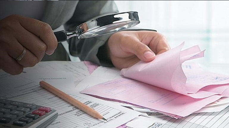 Le Monde: Στην Ελλάδα η μάχη κατά της φοροδιαφυγής δίνει τους πρώτους καρπούς