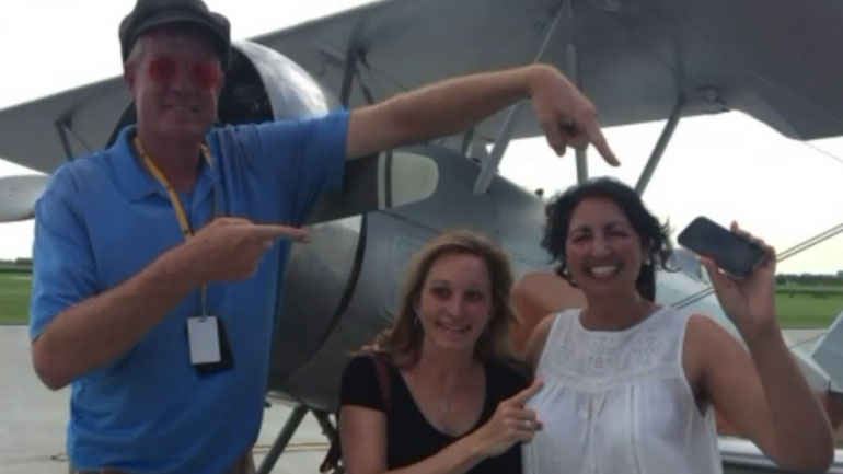 Της έπεσε το κινητό από το αεροπλάνο και το βρήκε… να λειτουργεί!