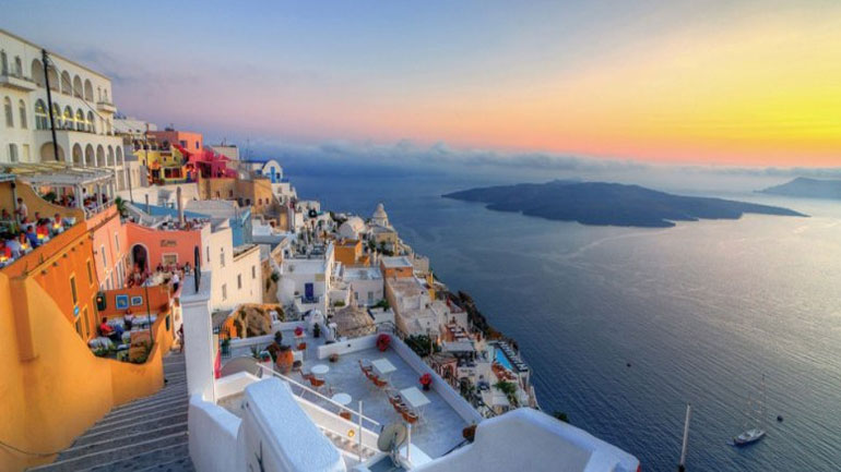 Μπράβοι επιτέθηκαν σε υπάλληλο της πολεοδομίας Σαντορίνης