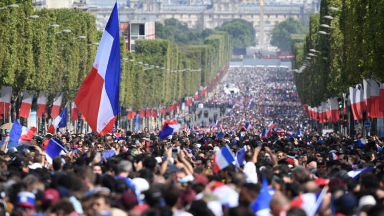 Όλο το Παρίσι στους δρόμους