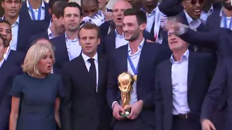  Aπό την τελετή στο προεδρικό μέγαρο όπου ο Εμανουέλ Μακρόν και η Μπριζίτ Μακρόν υποδέχτηκαν τους παγκόσμιους πρωταθλητές 