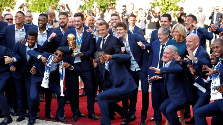 Οι τρικολόρ φωτογραφίζονται στο Προεδρικό Μέγαρο