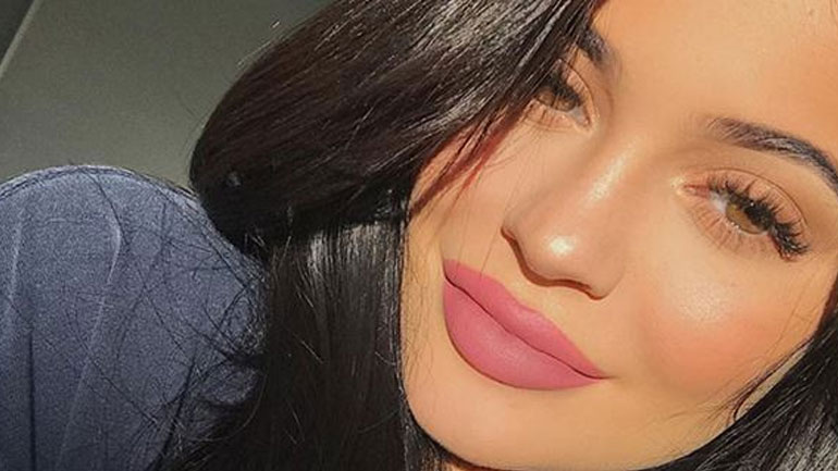Kylie Jenner: Ποιος είναι ο λόγος που αφαίρεσε τα εμφυτεύματα από τα χείλη της;