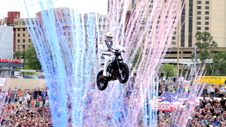 Ο Travis Pastrana στα χνάρια του Evel Knievel Ο Travis Pastrana στα χνάρια του Evel Knievel