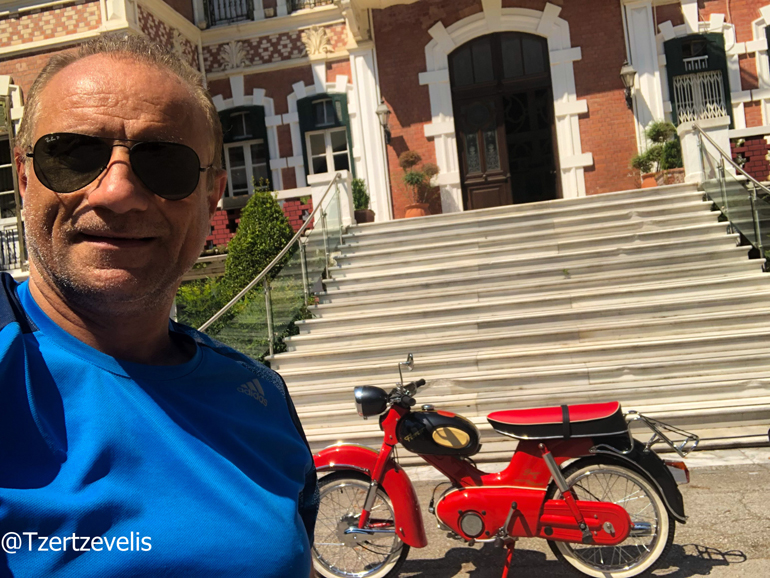 Ο Παντελής Τζερτζεβέλης με φόντο την Florett του 1964