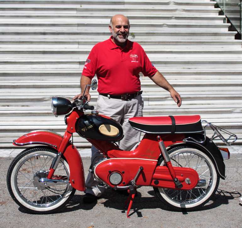 O Γιάννης Πατσέας με την μοτοσυκλέτα του...