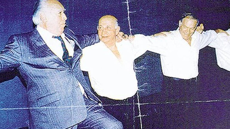 Πέθανε ο θρυλικός χορευτής που έμαθε συρτάκι στον Άντονι Κουίν