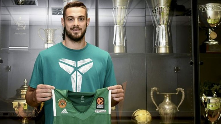 Ο Παπαπέτρου «ποζάρει» με τη φανέλα και τις κούπες του Παναθηναϊκού