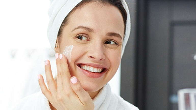 Τα λάθη που κάνουν κακό στην επιδερμίδα μας, σύμφωνα με τους δερματολόγους