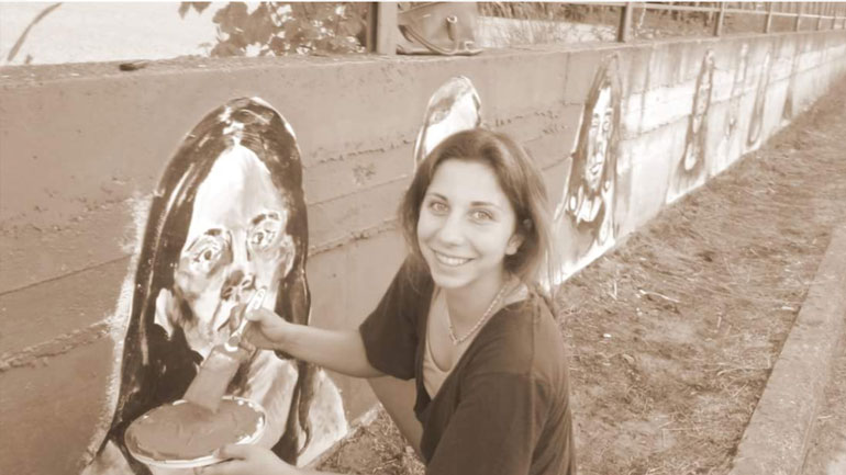 Η δεκαοκτάχρονη στο Αμύνταιο που αλλάζει την εικόνα της πόλης με τις ζωγραφιές της