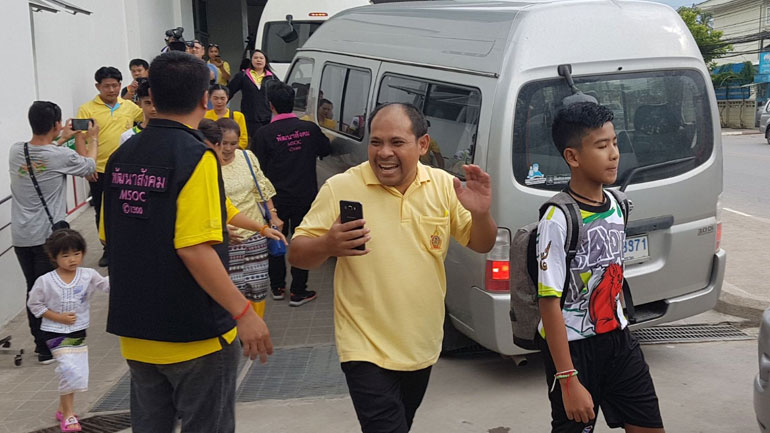 Ταϊλάνδη: Εξιτήριο από το νοσοκομείο πήραν τα 12 παιδιά και ο προπονητής τους – Οι πρώτες εικόνες