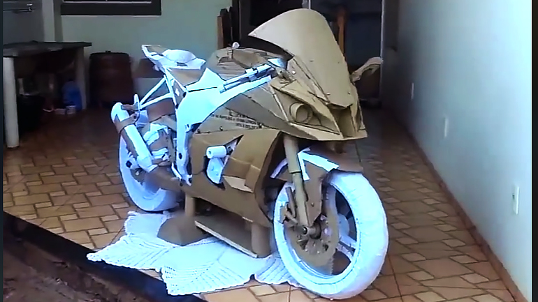 Ένα superbike από… χαρτόνι!