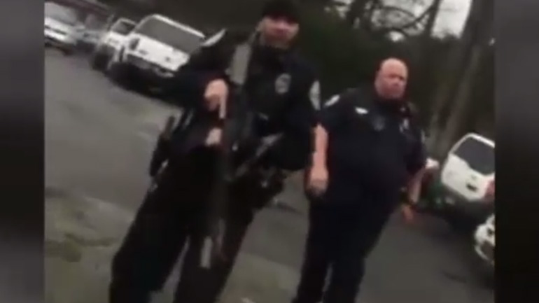 Αστυνομικοί μπερδεύουν την εξάτμιση ενός Honda με Καλάσνικοφ