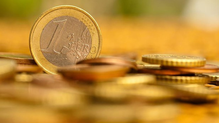 Σε πτώση το ευρώ