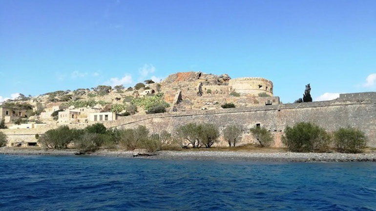 Tο μουσικό έργο «Απόκοπος ή Σπιναλόγκα» παρουσιάστηκε στο νησάκι-σύμβολο του πόνου και της απομόνωσης