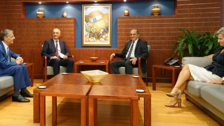 Κυπριακό και οικονομία επί τάπητος στη συνάντηση Βαρεμένου – Συλλούρη