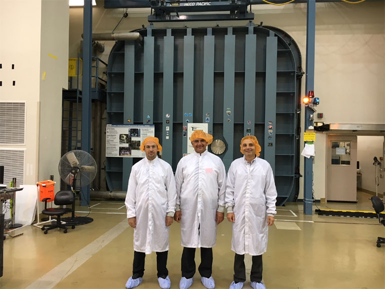   Στην φωτογραφία της HELLAS SAT ο κ. Χριστόδουλος Πρωτοπαπάς (μέσον) κατά την επίσκεψη του στις εγκαταστάσεις της Lockheed Martin στο Sunnyvale της Καλιφόρνιας