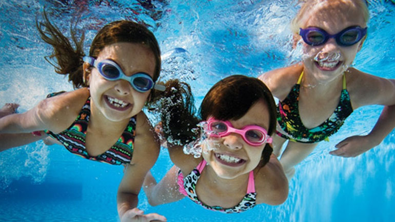 Βασικοί κανόνες πριν από το μπάνιο στην πισίνα με τα παιδιά σας