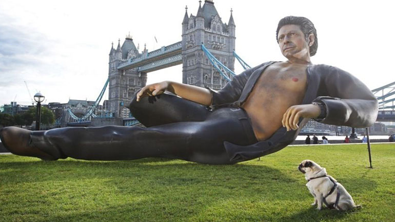 Γιγαντιαίο άγαλμα του Τζεφ Γκόλντμπλουμ για τα 25α γενέθλια του Jurassic