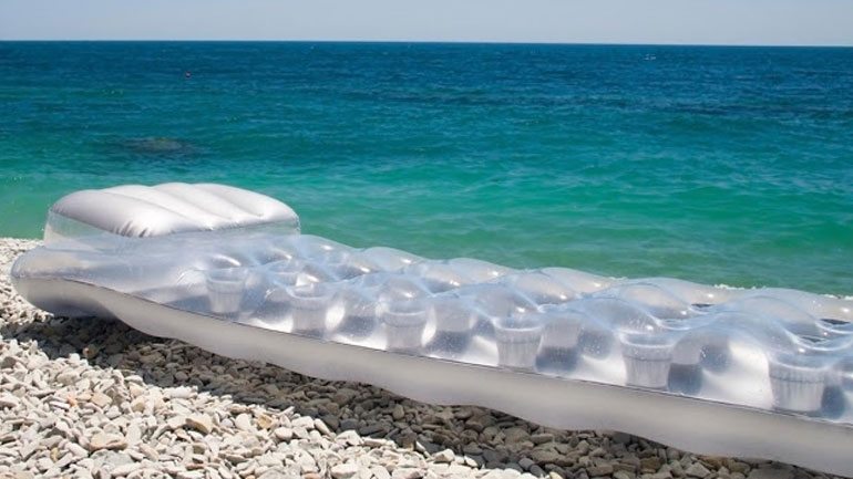 Θεσσαλονίκη: Λαχτάρισαν παραθεριστές – Ανέβηκαν σε στρώμα θαλάσσης και τους πήρε ο αέρας