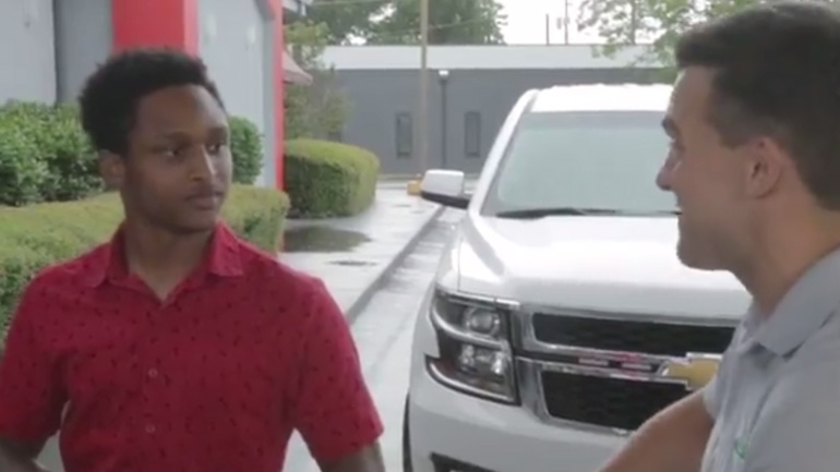 Συγκινητικές στιγμές για φοιτητή που περπάτησε 32 χλμ. για τη δουλειά και το αφεντικό τού χάρισε αυτοκίνητο!