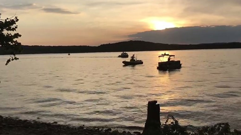 ΗΠΑ: Τουλάχιστον οκτώ νεκροί όταν αμφίβιο όχημα ανατράπηκε και βυθίστηκε σε λίμνη στο Μιζούρι