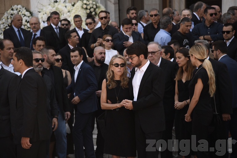 Η μητέρα του Σωκράτη Σ. Κόκκαλη υποβασταζόμενη από τον αδελφό του Ντίνο