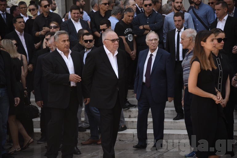 Συντετριμμένος ο Σωκράτης Κόκκαλης βγαίνει από τον Ιερό Ναό της Μητρόπολης Αθηνών