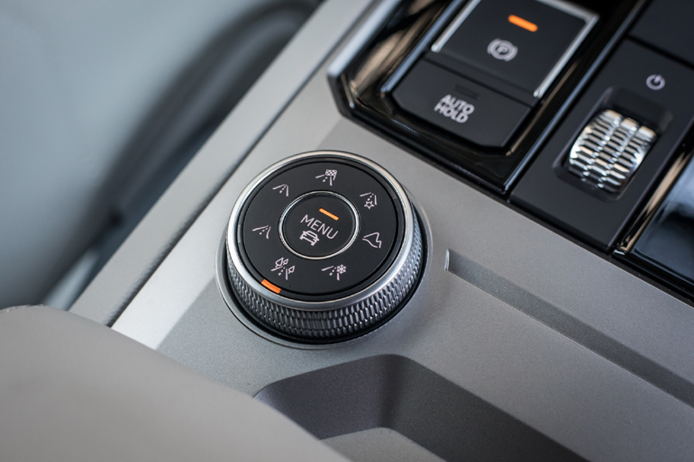 Από αυτόν τον περιστροφικό διακόπτη 'λες' στο αυτοκίνητο σε ποιο έδαφος θες να κινηθείς και αυτό φροντίζει για τα υπόλοιπα...