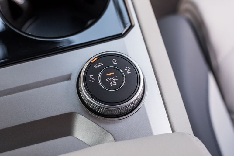 Με αυτόν τον διακόπτη ανεβάζεις και καταβάζεις το αυτοκίνητο...