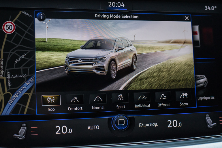 Η οθόνη αφής στην κεντρική κονσόλα είναι 15 ιντσών