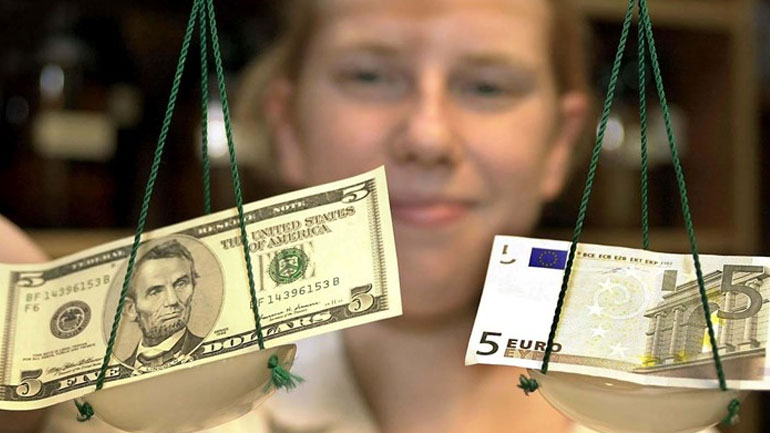 Υποχωρεί το ευρώ έναντι του δολαρίου