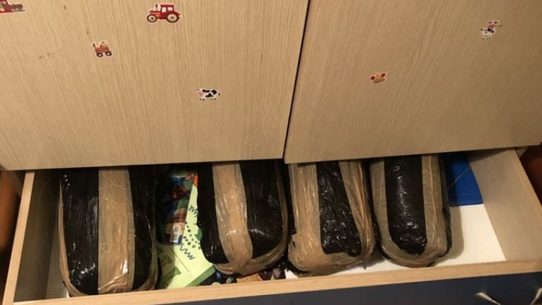 Θεσσαλονίκη: Έκρυβε κάνναβη και κόκα στην ντουλάπα του σπιτιού του