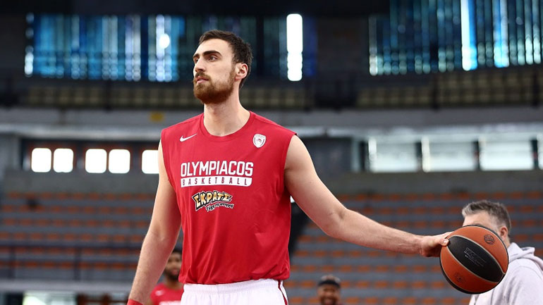 Συνεχίζει στον Ολυμπιακό ο Μιλουτίνοφ