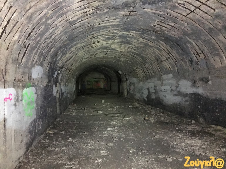 Μία από τις στοές του καταφυγίου